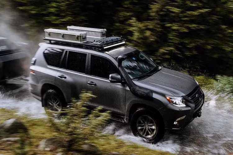 Kết nối với các bánh xe là hệ thống treo của ICON với các tay đòn và khớp CNC siêu bền. Toàn bộ phần dưới gầm xe đều được bảo vệ bởi các tấm chắn CBI.