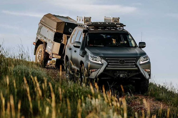 Đặc biệt, thương hiệu xe sang Lexus còn độ lại GX Off-Road hướng tới những người yêu cuộc sống du mục với rơ-mooc kéo Patriot Campers X1H và thùng chứa đồ chuyên dụng. Chiếm trọn khoang hành lý xe là tủ lạnh của Luna và tủ đồ Goose Gear. Những trang bị này là quá đủ cho một chuyến cắm trại dài ngày.