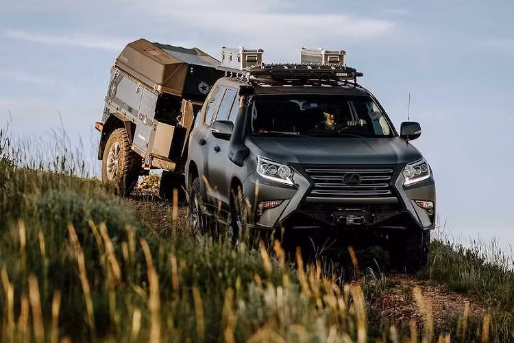 Đặc biệt, thương hiệu xe sang Lexus còn độ lại GX Off-Road hướng tới những người yêu cuộc sống du mục với rơ-mooc kéo Patriot Campers X1H và thùng chứa đồ chuyên dụng. Chiếm trọn khoang hành lý xe là tủ lạnh của Luna và tủ đồ Goose Gear. Những trang bị này là quá đủ cho một chuyến cắm trại dài ngày.