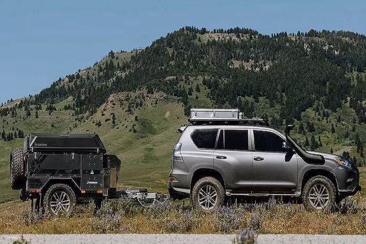 Để có thể dễ dàng vượt qua các địa hình khó khăn hơn, đương nhiên mẫu xe Lexus GX Off-road này cũng buộc phải được nâng cấp "dàn chân". Vẫn sử dụng mâm 18 inch từ Lexus, tuy nhiên chiếc xe đã được lắp lốp gai General Tire Grabber X3 với độ bám trên đường xấu cao.