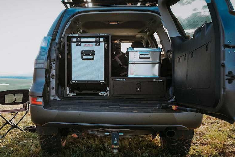 Sẵn sàng cho mọi tình huống khó khăn, GX Off-Road còn có một cặp thùng nhôm chứa các dụng cụ quan trọng cùng tấm cầu tăng ma sát Maxtrax để sẵn trên baga. Khu vực trống còn lại là nơi lắp đặt các tấm pin năng lượng mặt trời Overland 160W.