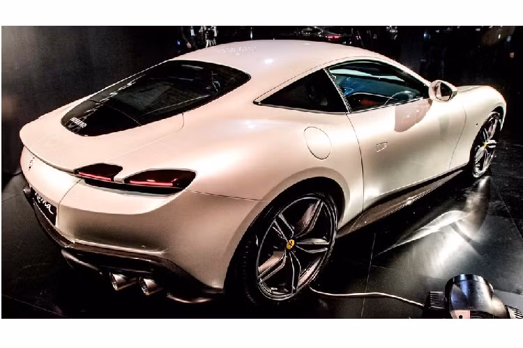 Với việc ra mắt chiếc coupe Roma, hãng siêu xe Ferrari đang cho thấy mong muốn mở rộng tập khách hàng, hướng tới một thị trường mới với một mẫu xe "ít đáng sợ hơn" chứ không hề có ý tưởng tạo ra một mẫu siêu xe chỉ dành cho nữ giới.