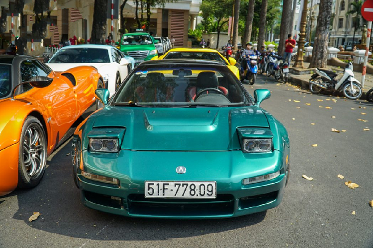 Sau bộ body kit thân rộng, chủ nhân của chiếc xe thể thao Acura NSX hàng độc tại thị trường Việt Nam bắt đầu thay đổi đèn pha.