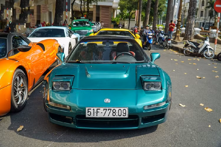Sau bộ body kit thân rộng, chủ nhân của chiếc xe thể thao Acura NSX hàng độc tại thị trường Việt Nam bắt đầu thay đổi đèn pha.