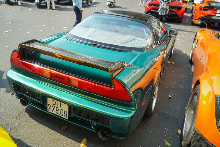 Không chọn màu sơn vàng, chiếc Acura NSX hàng độc tại thị trường Việt Nam được chủ nhân lựa chọn bộ áo xanh. Nửa thân trên của xe sơn màu đen tạo tính tương phản. Tay nắm cửa của Acura NSX đặt sát mép kính lái
