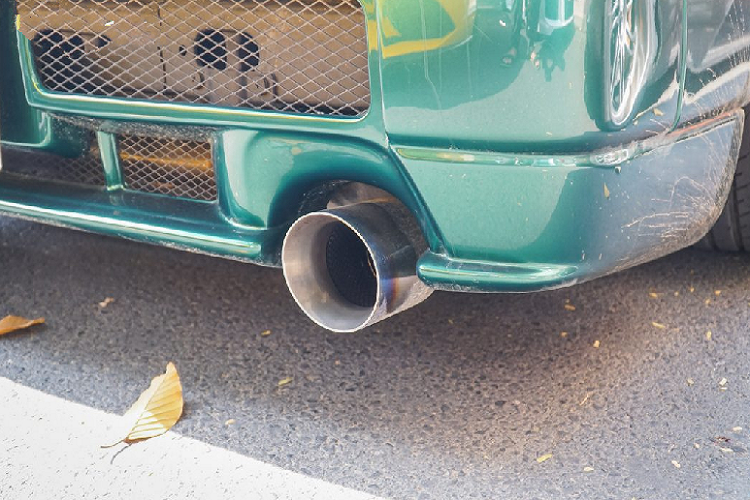 Chiếc xe này cũng đã được chủ nhân trang bị hệ thống ống xả hiệu suất cao của ARK Performance mang đến âm thanh uy lực hơn so với ống xả nguyên bản.