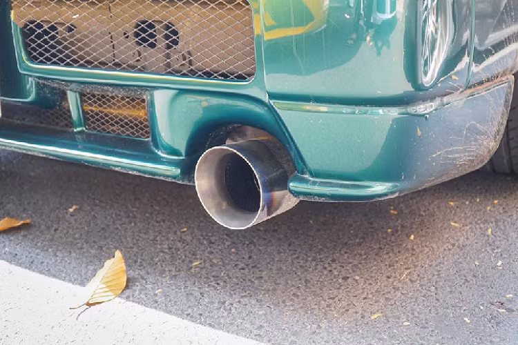 Chiếc xe này cũng đã được chủ nhân trang bị hệ thống ống xả hiệu suất cao của ARK Performance mang đến âm thanh uy lực hơn so với ống xả nguyên bản.