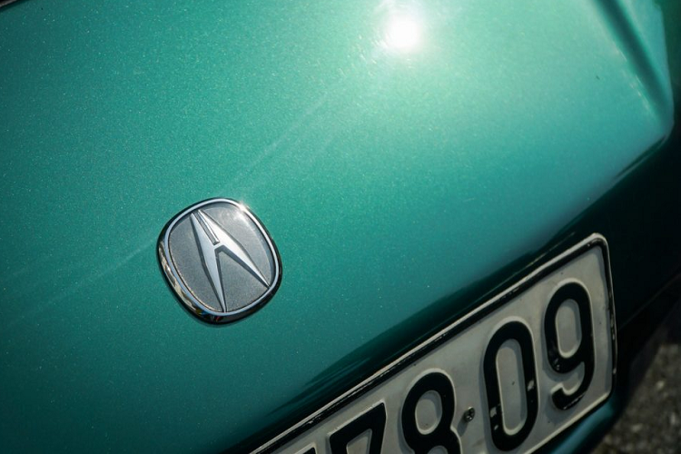 Acura NSX tại Việt Nam sử dụng hộp số sàn 6 cấp và hệ dẫn động cầu sau.