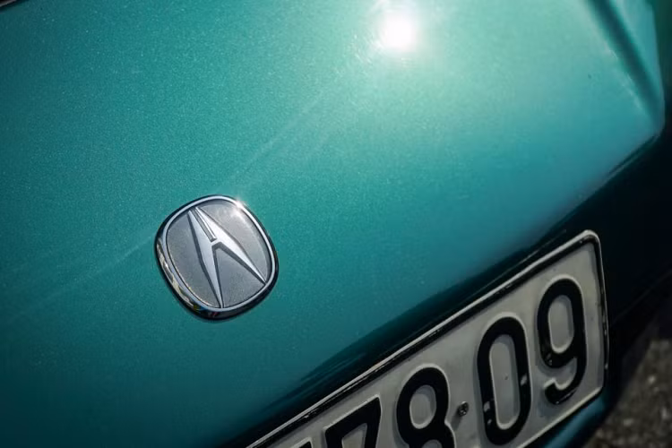 Acura NSX tại Việt Nam sử dụng hộp số sàn 6 cấp và hệ dẫn động cầu sau.