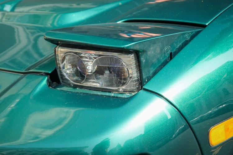 Đèn pha lúc mới xuất hiện tại thị trường Việt Nam của chiếc Acura NSX này thuộc đời 2002. Tuy nhiên, chủ nhân ngay sau đó đã đặt hàng bộ đèn pha “mắt ếch” của những chiếc Acura NSX đời 1991.