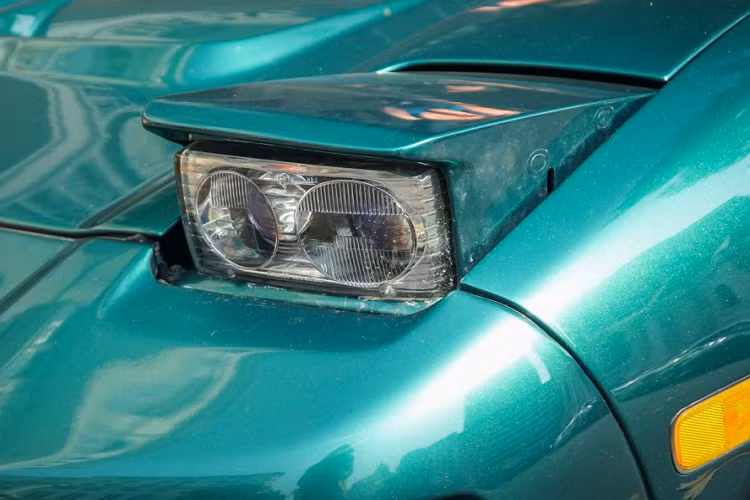 Đèn pha lúc mới xuất hiện tại thị trường Việt Nam của chiếc Acura NSX này thuộc đời 2002. Tuy nhiên, chủ nhân ngay sau đó đã đặt hàng bộ đèn pha “mắt ếch” của những chiếc Acura NSX đời 1991.