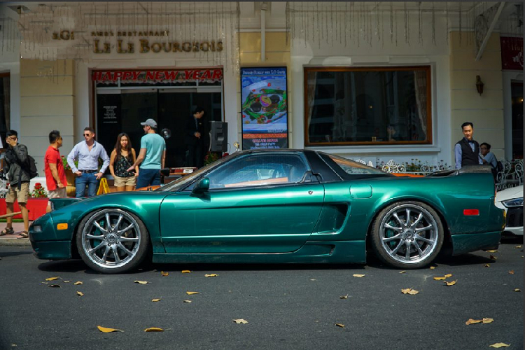 Acura NSX độc nhất vô nhị tại thị trường Việt Nam còn được chủ nhân nâng cấp lại bộ mâm độ 5 chấu kép mạ crôm. Cùng với đó là cánh gió được làm bằng sợi carbon vô cùng bắt mắt phía sau xe.