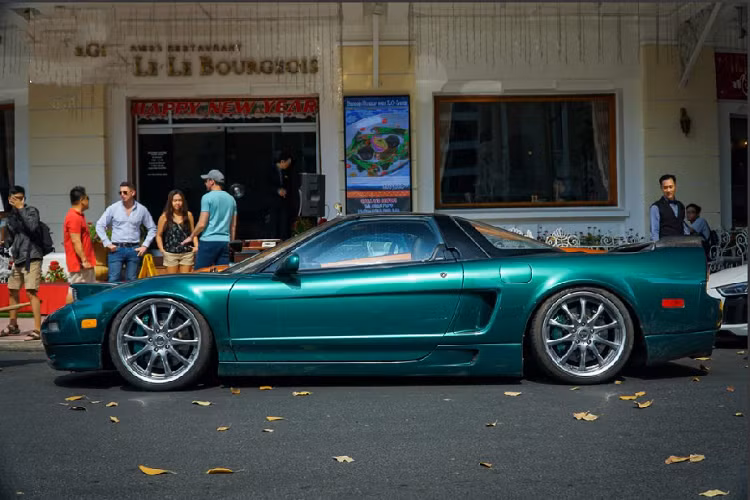 Acura NSX độc nhất vô nhị tại thị trường Việt Nam còn được chủ nhân nâng cấp lại bộ mâm độ 5 chấu kép mạ crôm. Cùng với đó là cánh gió được làm bằng sợi carbon vô cùng bắt mắt phía sau xe.