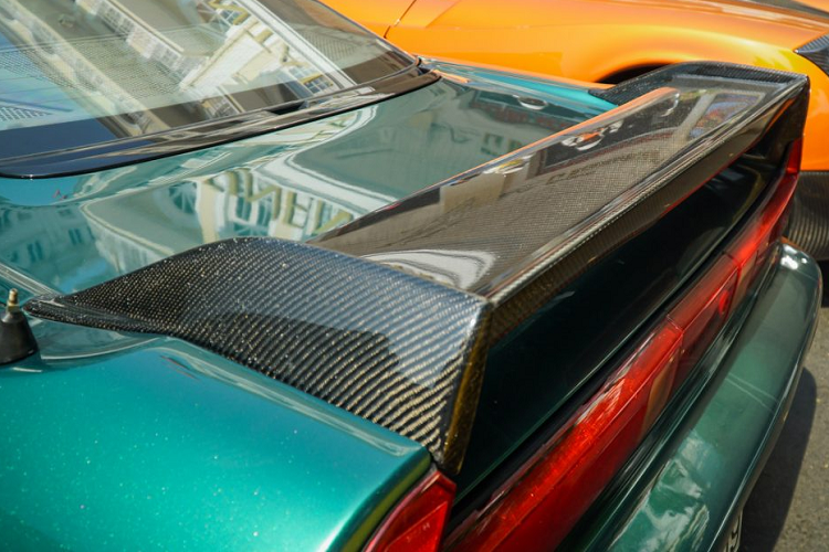 Acura NSX cũng là chiếc xe sản xuất hàng loạt đầu tiên trên thế giới có kết cấu thân xe bằng nhôm, điều này đã giúp cho mẫu xe thể thao của Honda mang lại độ cứng tốt hơn 50% và nhẹ hơn 40% so với vật liệu thép.