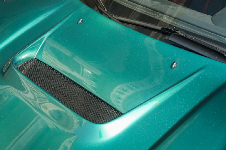 Chiếc Acura NSX sử dụng động cơ V6 DOHC, dung tích 3.2 lít đi kèm công nghệ van biến thiên VTEC do Honda phát triển vào những năm 1980. Động cơ này có công suất tối đa 290 mã lực và mô-men xoắn cực đại 304 Nm.