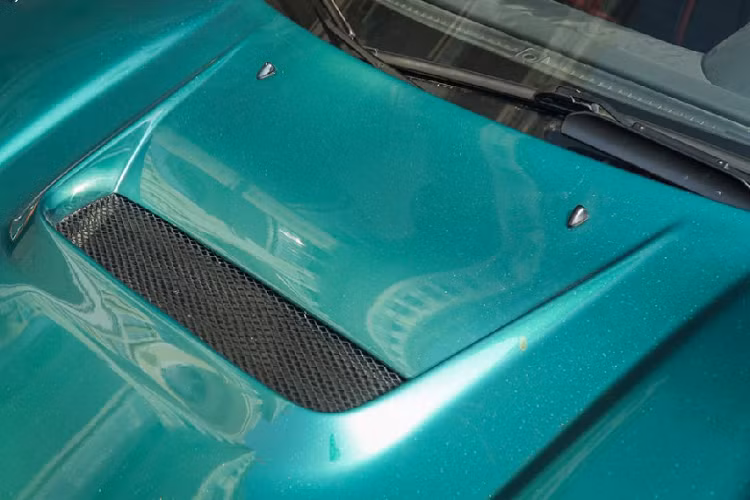 Chiếc Acura NSX sử dụng động cơ V6 DOHC, dung tích 3.2 lít đi kèm công nghệ van biến thiên VTEC do Honda phát triển vào những năm 1980. Động cơ này có công suất tối đa 290 mã lực và mô-men xoắn cực đại 304 Nm.