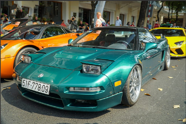 Chiếc xe thể thao Acura NSX hàng độc tại Việt Nam từng định cư tại Đà Nẵng, sau đó, chiếc xe này được một doanh nhân quận 2 mua lại và đã bắt đầu “lột xác” ngoại thất chiếc Acura NSX này qua nhiều gói độ khác nhau. Đầu tiên chính là bộ body kit thân rộng đầy cá tính và bắt mắt.