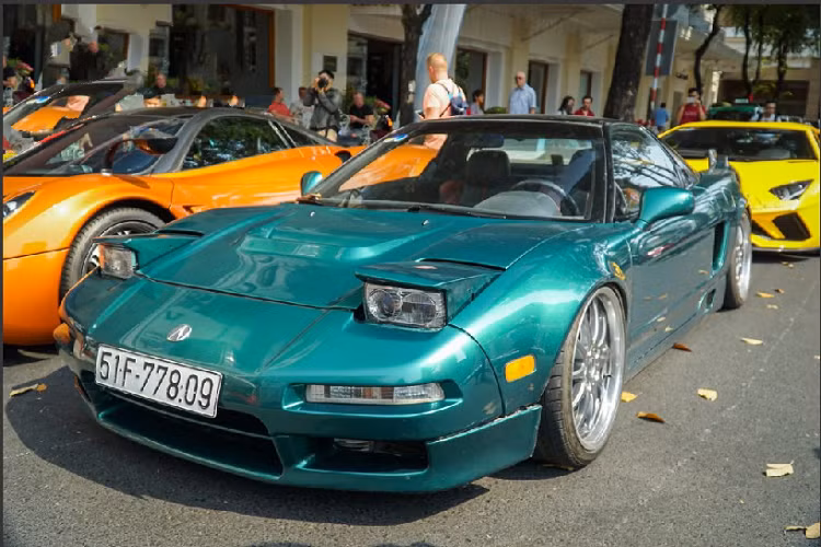 Chiếc xe thể thao Acura NSX hàng độc tại Việt Nam từng định cư tại Đà Nẵng, sau đó, chiếc xe này được một doanh nhân quận 2 mua lại và đã bắt đầu “lột xác” ngoại thất chiếc Acura NSX này qua nhiều gói độ khác nhau. Đầu tiên chính là bộ body kit thân rộng đầy cá tính và bắt mắt.