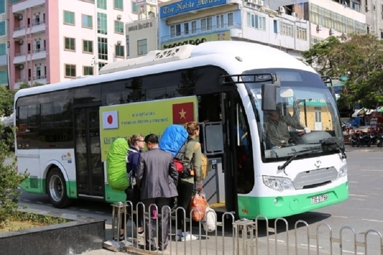 Xe buyt 10 ty chay nang luong mat troi dau tien o Viet Nam gio the nao?-Hinh-2