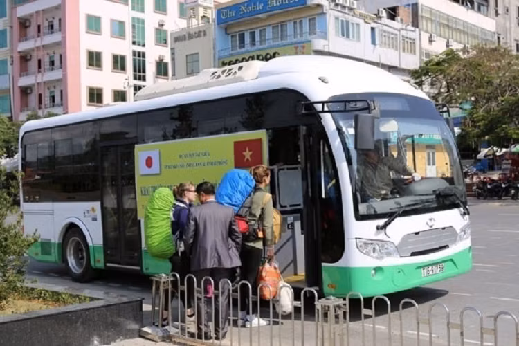 Xe buyt 10 ty chay nang luong mat troi dau tien o Viet Nam gio the nao?-Hinh-2