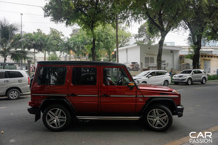 Xuất hiện trong bài viết chính là chiếc SUV hạng sang Mercedes-AMG G63 Crazy Color duy nhất tính đến thời điểm hiện tại. Được giới thiệu vào năm năm 2015, phiên bản Crazy Color được áp dụng cho các phiên bản AMG G63 cũng như AMG G65 với các màu sắc bao gồm : vàng (Solar Beam), cam (Sunset Beam), xanh (Alien Green), tím (Galactic Beam) và đỏ (Tomato Red).