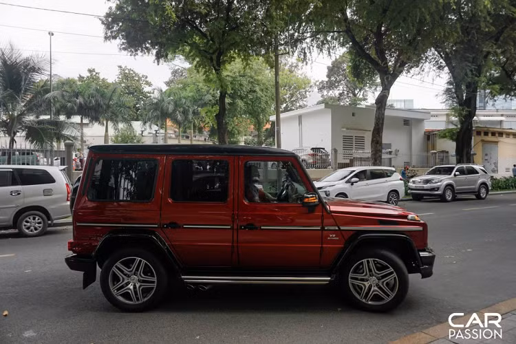 Xuất hiện trong bài viết chính là chiếc SUV hạng sang Mercedes-AMG G63 Crazy Color duy nhất tính đến thời điểm hiện tại. Được giới thiệu vào năm năm 2015, phiên bản Crazy Color được áp dụng cho các phiên bản AMG G63 cũng như AMG G65 với các màu sắc bao gồm : vàng (Solar Beam), cam (Sunset Beam), xanh (Alien Green), tím (Galactic Beam) và đỏ (Tomato Red).