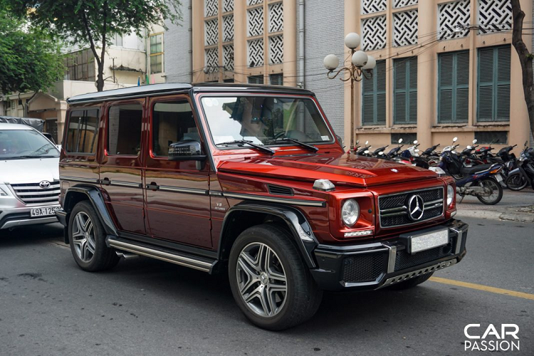 Mercedes-AMG G63 W463 sở hữu chiều dài x rộng x cao lần lượt là 4.763 x 1.855 x 1.938 mm, chiều dài của trục cơ sở là 2.850 mm. Thân xe cơ bắp với các thanh kim loại được ốp quanh thân xe, ở vị trí cuối cột A là logo AMG và V8 Biturbo ám chỉ khối động cơ mà mẫu xe địa hình này sử dụng.
