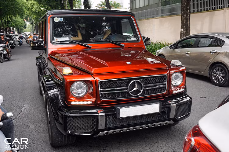 Cản trước với lưới tản nhiệt lớn được sơn đen, logo ngôi sao 3 cánh được đặt ở vị trí trung tâm cùng logo AMG nhỏ bên cạnh. Cụm đèn pha được bổ sung thêm dải LED ban ngày phía dưới chóa đèn, làm nên đặc điểm nhận diện so với hệ thống LED ban ngày tích hợp vào bên trong chóa đèn chính ở thế hệ mới nhất.