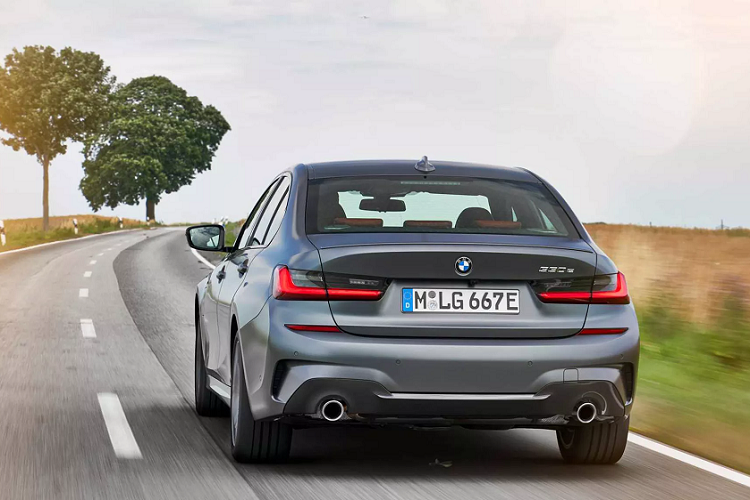 Bên cạnh đó, xe sử dụng pin lithium-ion công suất 12 kWh lớn hơn, nhờ đó xe chạy hoàn toàn bằng điện lên tới 66 km. Lắp đặt pin lithium-ion, phiên bản plug-in hybrid phải ‘’hy sinh’’ thể tích khoang hành lý xe từ 480L giảm xuống còn 375L. Điều này có nghĩa là khả năng chuyên chở hàng hóa của plug-in hybrid chỉ giảm đi một chút so với các phiên bản động cơ đốt trong.