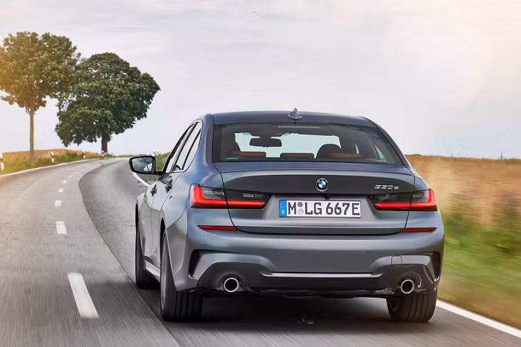 Bên cạnh đó, xe sử dụng pin lithium-ion công suất 12 kWh lớn hơn, nhờ đó xe chạy hoàn toàn bằng điện lên tới 66 km. Lắp đặt pin lithium-ion, phiên bản plug-in hybrid phải ‘’hy sinh’’ thể tích khoang hành lý xe từ 480L giảm xuống còn 375L. Điều này có nghĩa là khả năng chuyên chở hàng hóa của plug-in hybrid chỉ giảm đi một chút so với các phiên bản động cơ đốt trong.