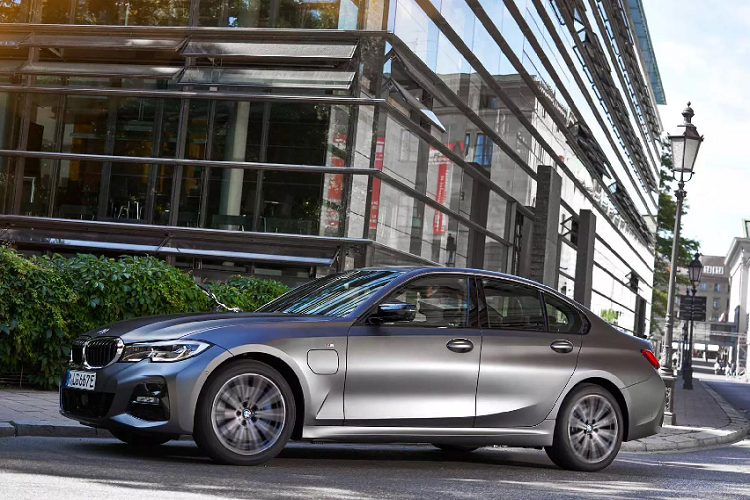 Tuy nhiên, 330e được tăng cường với một động cơ điện tạo ra 80kW (109 mã lực), cho phép sản sinh hệ thống kết hợp là 252 mã lực và mô-men xoắn cực đại 420 Nm.