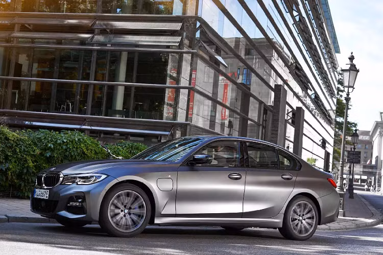 Tuy nhiên, 330e được tăng cường với một động cơ điện tạo ra 80kW (109 mã lực), cho phép sản sinh hệ thống kết hợp là 252 mã lực và mô-men xoắn cực đại 420 Nm.