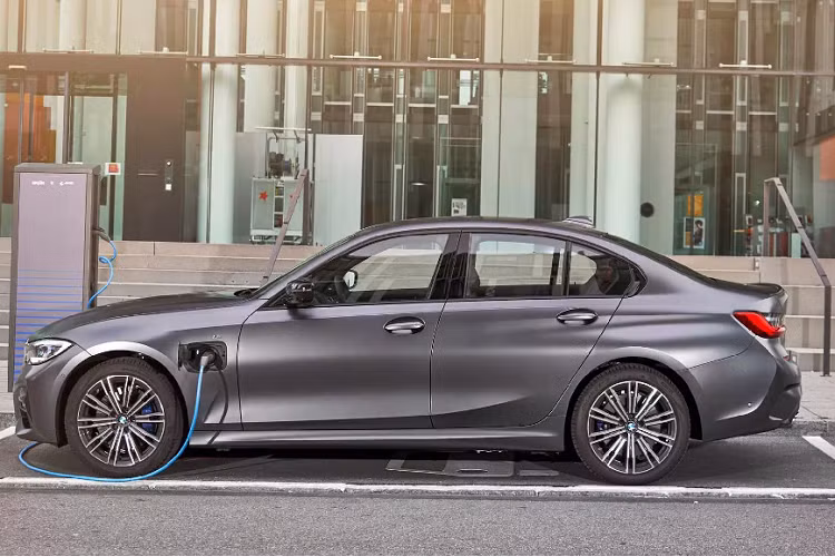  BMW 330e plug-in hybrid có thể tăng tốc từ 0 – 100 km/h chỉ trong vòng 5,9 giây, trước khi đạt tốc độ tối đa 230 km/h (mặc dù không rõ những thông số này có đạt được khi sử dụng XtraBoost hay không). Phiên bản plug-in hybrid 330e có mức tiêu thụ nhiên liệu trung bình rất khiêm tốn ở mức 1,7 lít / 100 km.