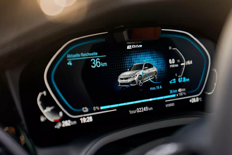 330e plug-in hybrid chạy bằng điện rất êm chính vì thế BMW đã trang bị loa ngoài để tạo ra âm thành nhằm bảo vệ người đi bộ, đây là trang bị không thể thiếu cho mẫu xe điện-khí-hoá, mặc dù không rõ âm thanh thực sự nghe như thế nào trong cuộc sống thực.