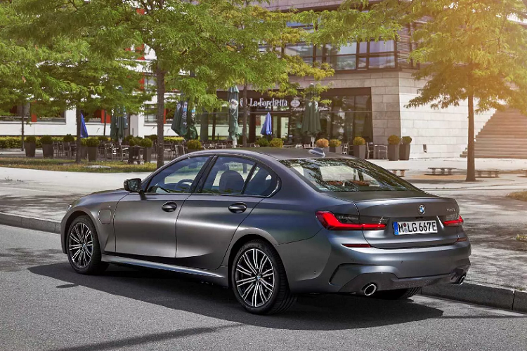 Lần đầu tiên, phiên bản plug-in hybrid 330e có thêm tính năng XtraBoost mang lại thêm 30 kW (hoặc 41 kW ở chế độ Sport Mode) nhờ đó mang lại tổng công suất cho xe khoảng 292 mã lực. Tính năng ‘’XtraBoost’’ này là trang bị tiêu chuẩn cho tất cả các biến thể của 330e.