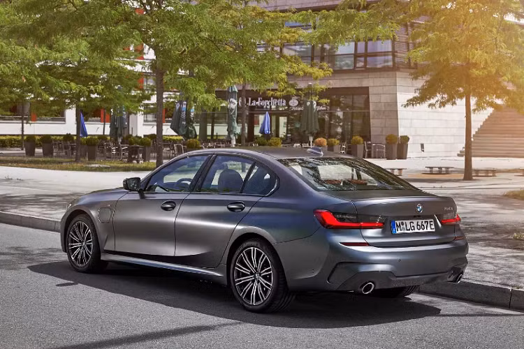 Lần đầu tiên, phiên bản plug-in hybrid 330e có thêm tính năng XtraBoost mang lại thêm 30 kW (hoặc 41 kW ở chế độ Sport Mode) nhờ đó mang lại tổng công suất cho xe khoảng 292 mã lực. Tính năng ‘’XtraBoost’’ này là trang bị tiêu chuẩn cho tất cả các biến thể của 330e.