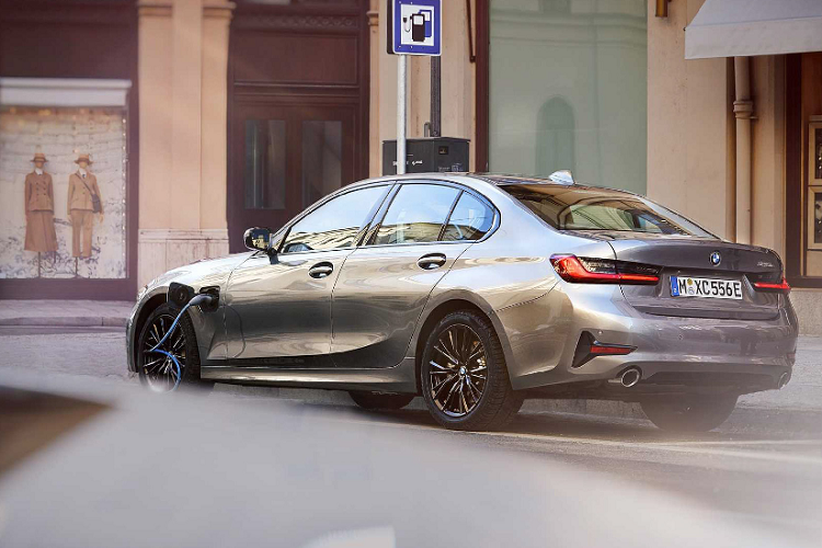 Trên thực tế, 3 Series phiên bản 330e plug-in hybrid khó có thể được bán ra tại thị trường Việt Nam, hiện tại Thaco BMW – Nhà phân phối xe BMW tại Việt Nam đang phân phối duy nhất một phiên bản 330i với giá bán 2,379 tỷ đồng.