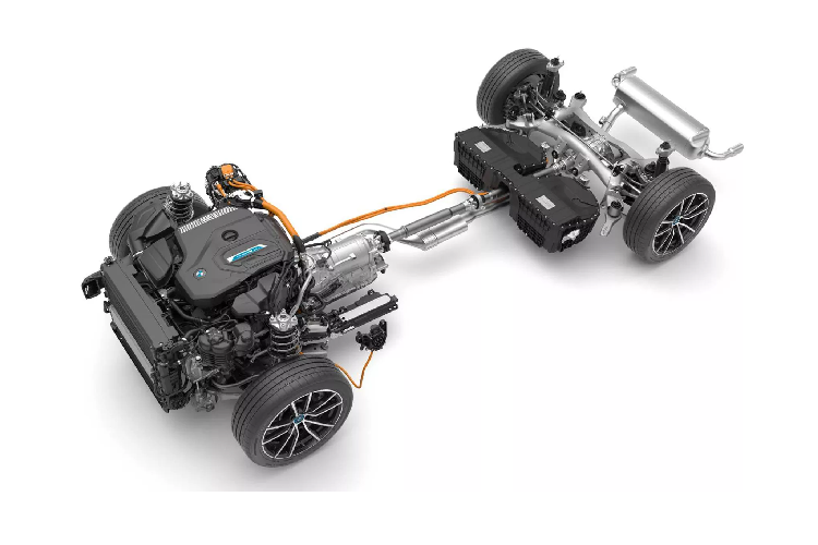 Khách hàng tại châu Âu có thể lựa chọn phiên bản hybrid plug-in hầu như toàn bộ danh sách các tùy chọn có sẵn cho BMW 3 Series Sedan mới bao gồm: BMW 330e Advantage, Sport Line, Luxury Line hoặc M Sport. Bên cạnh đó, người mua có thể được đặt các options bao gồm hệ thống treo M thích ứng với hệ thống lái thể thao và phanh M Sport.