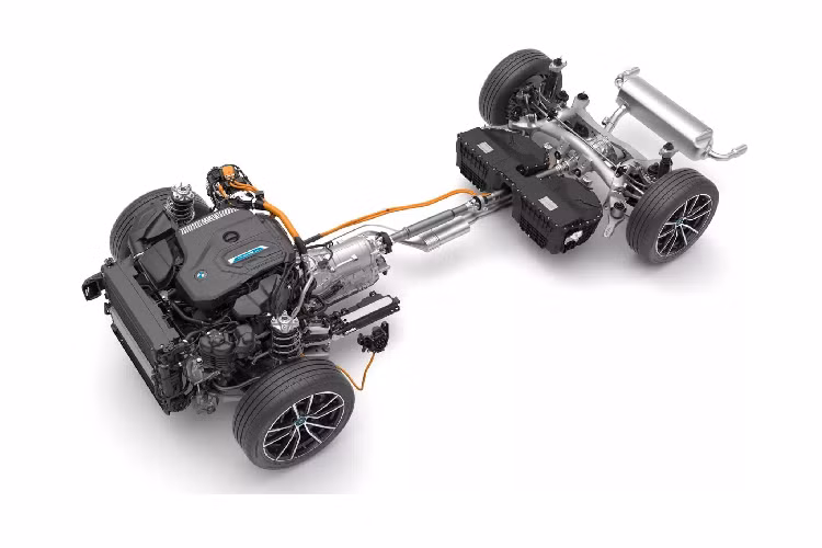 Khách hàng tại châu Âu có thể lựa chọn phiên bản hybrid plug-in hầu như toàn bộ danh sách các tùy chọn có sẵn cho BMW 3 Series Sedan mới bao gồm: BMW 330e Advantage, Sport Line, Luxury Line hoặc M Sport. Bên cạnh đó, người mua có thể được đặt các options bao gồm hệ thống treo M thích ứng với hệ thống lái thể thao và phanh M Sport.