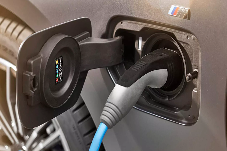 Tương tự 320i, BMW 330e 2020 mới được trang bị động cơ 4 xy-lanh thẳng hàng (I4) mã B48 2.0 lít tăng áp cho công suất tối đa 184 mã lực và mô-men xoắn cực đại 300 Nm (giống như 320i). Sử dụng hộp số tự động 8 cấp Steptronic (8 AT) tương tự các phiên bản còn lại.