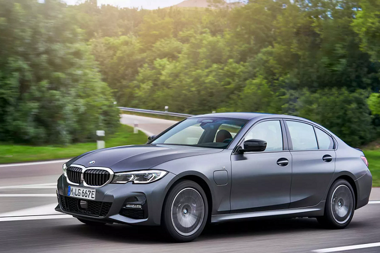 Phiên bản hybrid plug-in 330e của BMW 3 Series thế hệ mới (G20) lần đầu tiên ra mắt vào tháng 11 năm ngoái và cuối cùng đã được bán ra tại châu Âu. BMW 330e thể thao và hiệu quả hơn so với ‘’người tiền nhiệm’’ F30 nhờ công nghệ BMW eDrive tiên tiến, phạm vi chạy hoàn toàn bằng điện tăng so 50% đạt 60 km và lượng khí thải giảm hơn 10%.