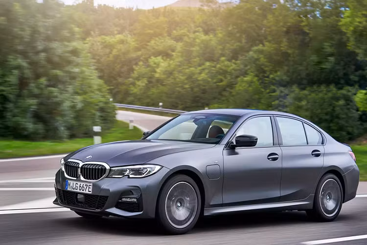 Phiên bản hybrid plug-in 330e của BMW 3 Series thế hệ mới (G20) lần đầu tiên ra mắt vào tháng 11 năm ngoái và cuối cùng đã được bán ra tại châu Âu. BMW 330e thể thao và hiệu quả hơn so với ‘’người tiền nhiệm’’ F30 nhờ công nghệ BMW eDrive tiên tiến, phạm vi chạy hoàn toàn bằng điện tăng so 50% đạt 60 km và lượng khí thải giảm hơn 10%.