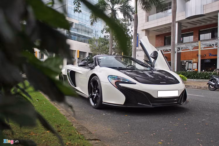 McLaren 650S Spider sở hữu khối động cơ tăng áp kép V8 dung tích 3.8L, sản sinh công suất 641 mã lực và mô-men xoắn 680 Nm. Sức mạnh được truyền tới các bánh xe thông qua hộp số 7 cấp ly hợp kép.
