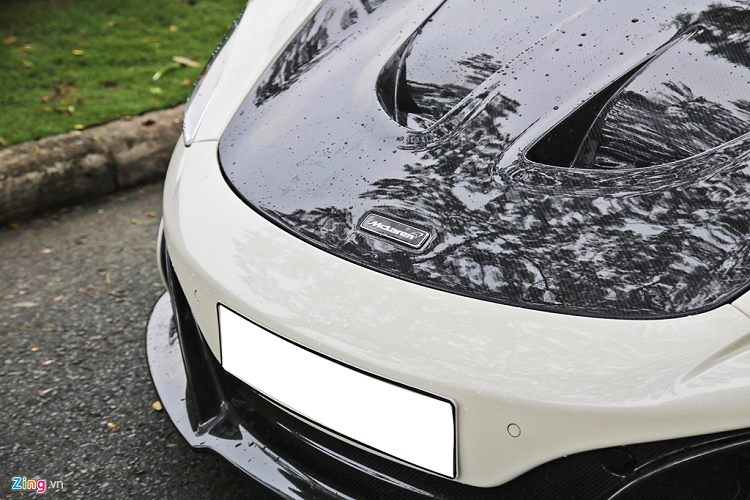 Chiếc McLaren 650S Spider độ nắp ca-pô bằng carbon theo phong cách của hypercar P1. Ngoài nắp ca-pô, siêu xe này cũng sở hữu một số chi tiết khác bằng carbon như cánh chia gió trước, ốp hốc gió bên...