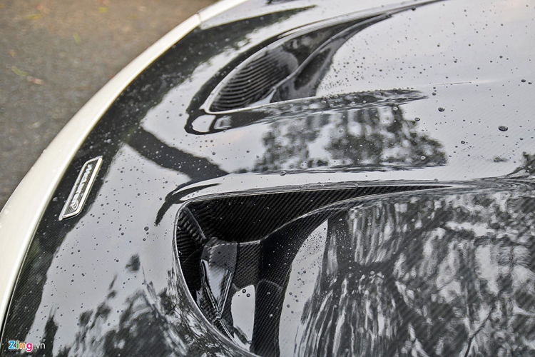 So với phiên bản 650S Coupe, 650S bản mui trần nặng hơn 40 kg, trọng lượng tổng thể ở mức 1.370 kg. Phần mui xếp cứng bằng sợi carbon có thể mở trong 17 giây khi đang chạy ở tốc độ dưới 30 km/h. 