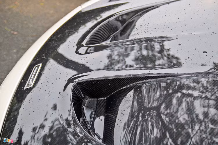 So với phiên bản 650S Coupe, 650S bản mui trần nặng hơn 40 kg, trọng lượng tổng thể ở mức 1.370 kg. Phần mui xếp cứng bằng sợi carbon có thể mở trong 17 giây khi đang chạy ở tốc độ dưới 30 km/h. 