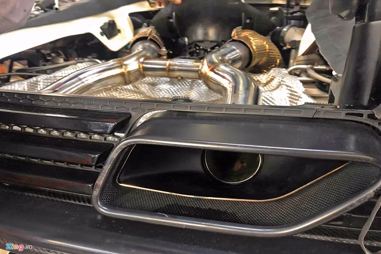 Chi tiết đáng chú ý nhất trên siêu xe này là hệ thống ống xả IPE có giá khoảng 300 triệu đồng. Dù không thịnh hành tại Việt Nam như FI Exhaust, IPE vẫn là thương hiệu có tiếng trong giới ống xả. 