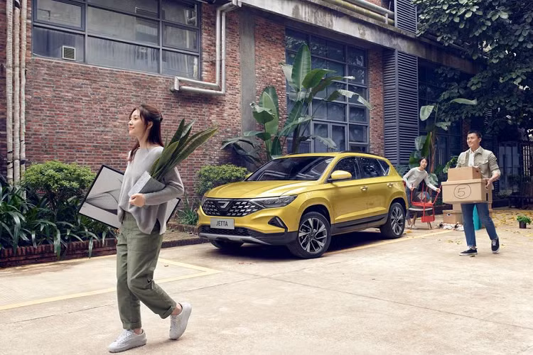 Đằng sau thành công ấy là doanh số ấn tượng đến từ chỉ 2 mẫu xe của hãng: sedan VA3 (hay trước đó là VW Jetta) và chiếc SUV cỡ nhỏ VS5 (trước đó là Seat Ateca) – đóng góp gần 80% tổng số lượng bán ra của Jetta. Dự kiến, những con số này còn tăng mạnh hơn nữa với sự ra mắt của model thứ 3 – chiếc SUV cỡ trung VS7 (biến thể của Seat Tarraco) với màn ra mắt vào tháng trước. Hiện tại, cả 3 mẫu xe đều được chế tạo và lắp ráp bởi công ty liên doanh FAW – Volkswagen tại nhà máy ở Thành Đô, Trung Quốc.