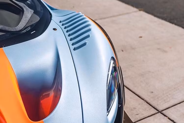 Xe được trang bị bộ mâm đa chấu màu cam nổi bật, phần đuôi kéo dài cùng cánh gió cỡ lớn giúp ích lớn trong mảng khí động học của xe. Đi kèm với bộ mâm đa chấu cam là bộ lốp Pirelli P-Zero nổi tiếng đến từ Ý.