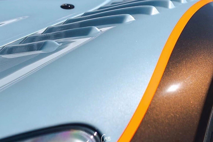 Chiếc xe mang trên mình phối màu lấy cảm hứng từ chiếc F1 GTR Long Tail Gulf Livery nhiều năm về trước, tuy nhiên phần màu đen trên xe đã được thay thế bằng màu nâu metallic khá độc đáo.